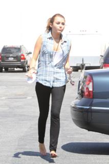 Miley Cyrus feet photo thumbnail