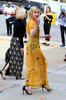 Emma Roberts feet photo thumbnail
