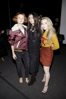 Sabrina Carpenter feet photo thumbnail
