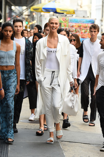 Karlie Kloss feet photo thumbnail