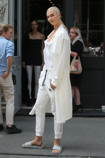 Karlie Kloss feet photo thumbnail