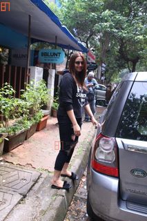 Huma Qureshi feet photo thumbnail