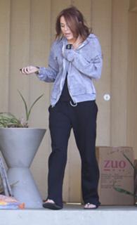 Miley Cyrus feet photo thumbnail