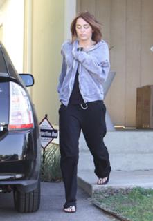Miley Cyrus feet photo thumbnail
