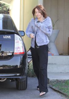 Miley Cyrus feet photo thumbnail