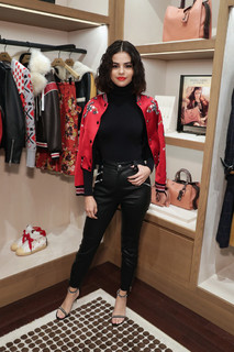 Selena Gomez feet photo thumbnail