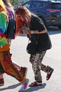 Bella Thorne feet photo thumbnail