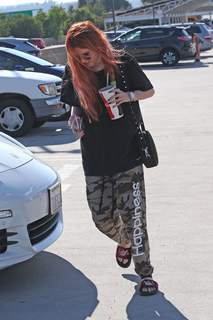 Bella Thorne feet photo thumbnail