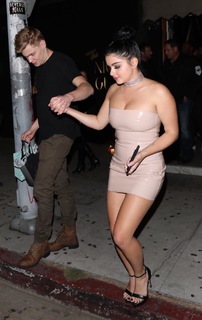Ariel Winter feet photo thumbnail