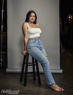 Ariel Winter feet photo thumbnail