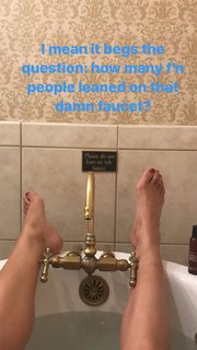 Kate Walsh feet photo thumbnail