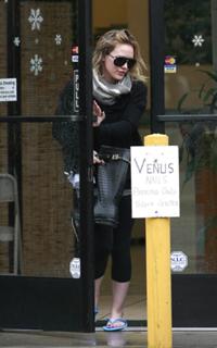 Hilary Duff feet photo thumbnail