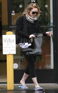 Hilary Duff feet photo thumbnail