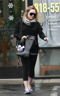 Hilary Duff feet photo thumbnail