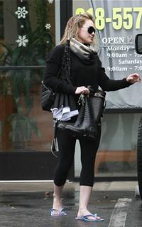 Hilary Duff feet photo thumbnail