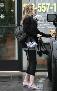 Hilary Duff feet photo thumbnail