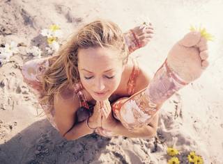 Kino MacGregor feet photo thumbnail