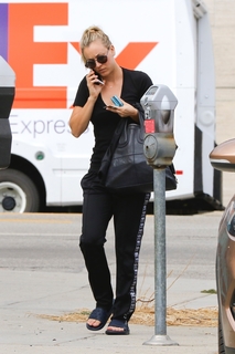 Kaley Cuoco feet photo thumbnail