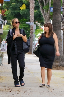 Kaley Cuoco feet photo thumbnail