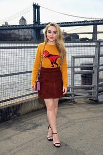 Sabrina Carpenter feet photo thumbnail