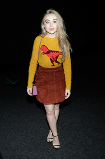 Sabrina Carpenter feet photo thumbnail