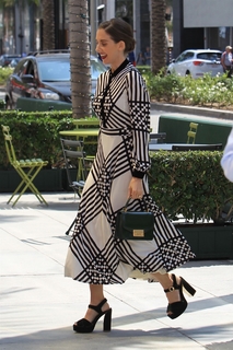 Alison Brie feet photo thumbnail