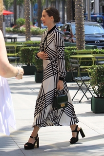 Alison Brie feet photo thumbnail
