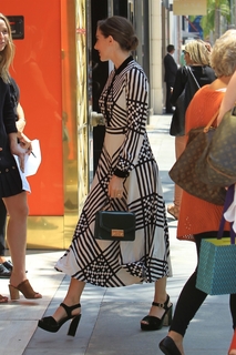 Alison Brie feet photo thumbnail