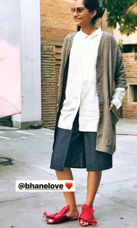 Sonam Kapoor feet photo thumbnail