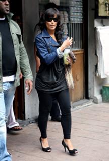 Nelly Furtado feet photo thumbnail