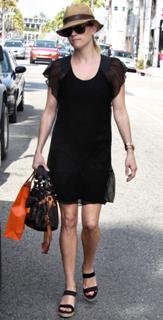 Reese Witherspoon feet photo thumbnail