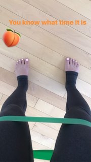 Tara Lipinski feet photo thumbnail