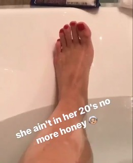 Katy Perry feet photo thumbnail