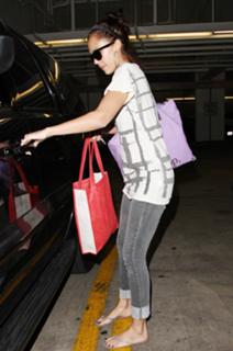 Jessica Alba feet photo thumbnail