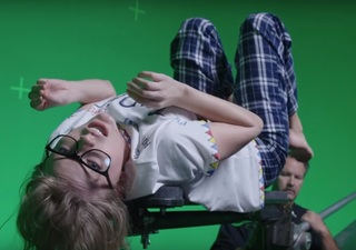 Taylor Swift feet photo thumbnail