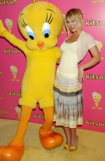 Kaley Cuoco feet photo thumbnail