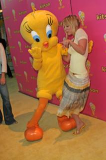 Kaley Cuoco feet photo thumbnail