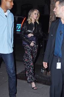 Jennifer Lawrence feet photo thumbnail