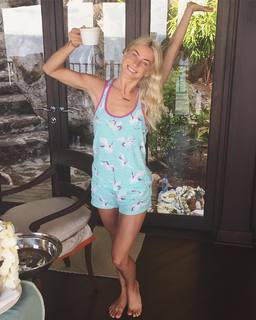 Julianne Hough feet photo thumbnail
