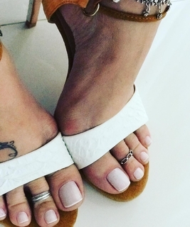 Karin Klemp feet photo thumbnail