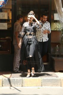 Taapsee Pannu feet photo thumbnail