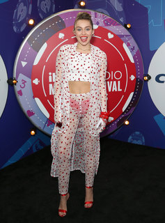 Miley Cyrus feet photo thumbnail