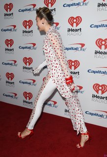 Miley Cyrus feet photo thumbnail