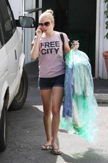 LeAnn Rimes feet photo thumbnail