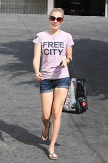 LeAnn Rimes feet photo thumbnail