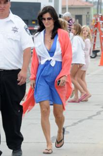 Courteney Cox feet photo thumbnail