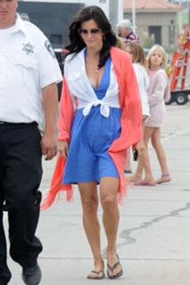 Courteney Cox feet photo thumbnail