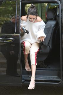 Kendall Jenner feet photo thumbnail