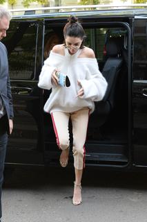 Kendall Jenner feet photo thumbnail
