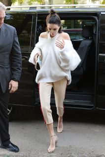 Kendall Jenner feet photo thumbnail